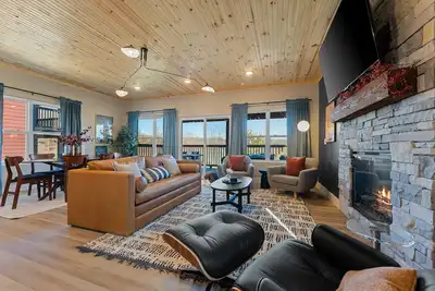 Image de Epic Fam Vacation•Hot Tub•Pool•Games•4mins to Sdc