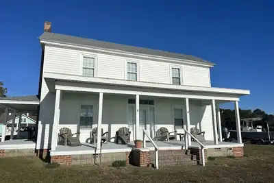 Image de Down East Waterfront Quaint Farmhouse with Pier Overlooking National Seashore