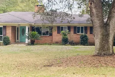 Image de Spacious comfort in the heart of Lucedale.