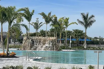 Image de 7 minutes to Manasota Beach. Pools, bocce ball, pickleball, fitness center