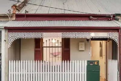 Image de A Beautiful Terrace House With Parking & Courtyard