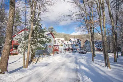 Image de Attitash Mountain Village, cozy 1br ski condo, sleeps 4, pools, game room & deck