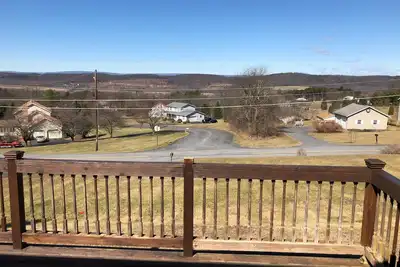 Image de Cozy and quiet, but close to all the good stuff. Amazing mountain view.