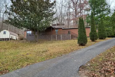 Image de Cozy, quiet home with a 1 minute walk to Blue Springs Boat Dock Marina