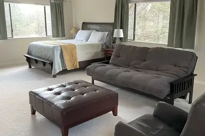 Image de 2-Story Spacious Guest House-1 bdrm-queen bed, full size futon & pullout couch