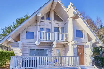 Image de Authentic Luxury Canadian Log House with a 350-Year-Old Yellow Cedar Hand-Cut.