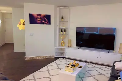 Image de \"Luxurious Downtown Condo with Jetted Jacuzzi & Workspace -  Business District\"