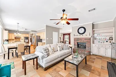 Image de 4br, 2. 5ba, sleep 11, close to highway and airport