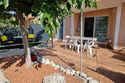Image de À 5 min de la mer – T2 rez-de-jardin avec terrasse, piscine & chien bienvenu