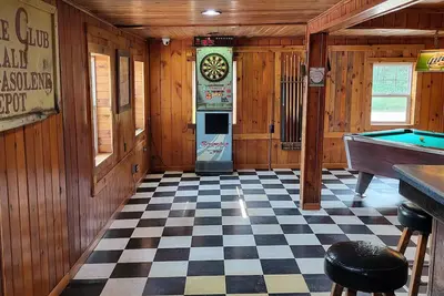 Image de Former bar with games, multiple kitchens, 5 bedrooms, sleeps 14.