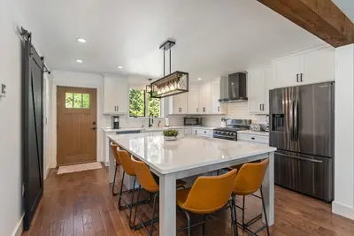 Image de Amazing new construction in this beautiful home, walk to Rodger Wheeler Beach.