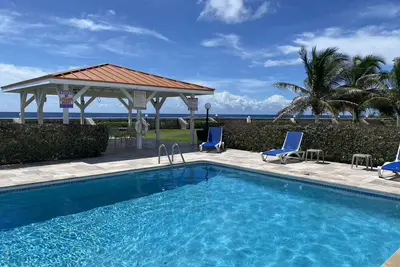 Image de Oceanfront renovated 2 bd 2. 5 bth, pool, boardwalk, easy access to whole island.