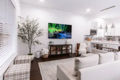 Image de Chic & Cozy Home Near Uk Campus! Perfect for Family Visits.