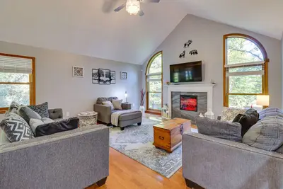 Image de Hot Tub, Deck & Game Room: Spacious Poconos Escape