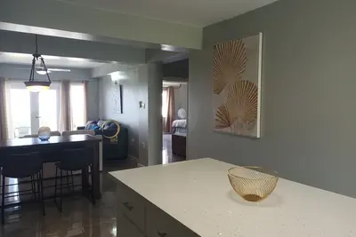 Image de Large Family 2 bedroom 2 bathroom apartment in Ironshore. Kitchen. Pool, lounge