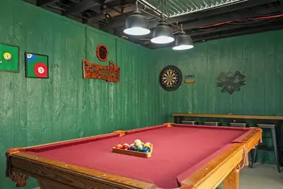 Image de Lumberjack Family Retreat I Putt Putt I Pool Table I Darts I Hot Tub I Firepit