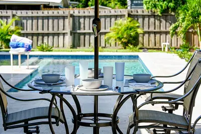 Image de Newly renovated Home with Oasis feel pool in Historic Venice Fl