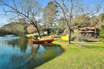 Image de Cozy Cottage Nestled on Waters Edge
