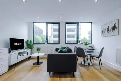 New! Stylish apartment, amazing location, sleeps 4
