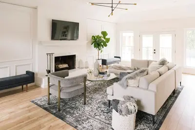 Image de Poolside Paradise West Elm Magazine Featured!