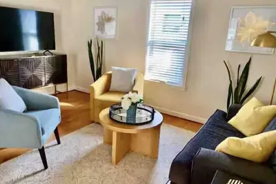 Image de 2 Br Cottage steps to Downtown Indy!