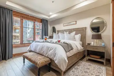 Image de Premier 1 Bd/1 Br condo ski in and out. Gondola is right outside the condo.