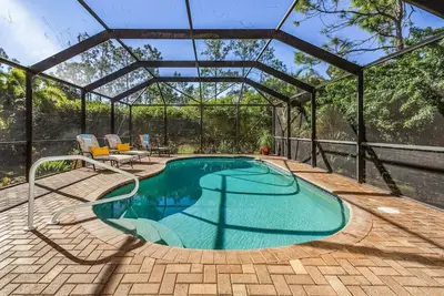 Image de Villa Poolside Paradise: Unwind in Tropical Style!