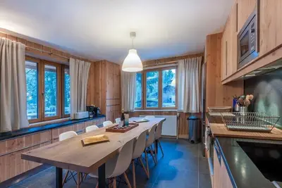 Image de Rez-de-chaussée, terrasse, cheminée ou poêle à bois, télévision, casier à ski, 103m², Morzine