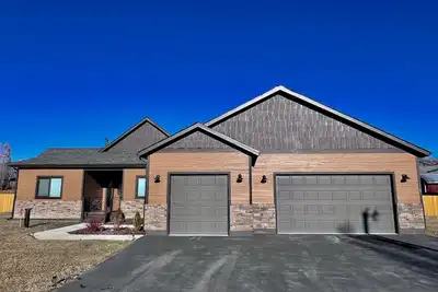 Image de New home, close to skiing, hunting, rodeos, hiking. Fenced yard, pet friendly.