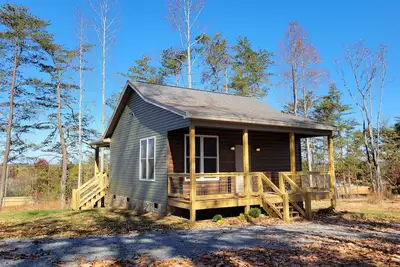 Image de New cabin- access to horse trails, Pilot Mtn & Hanging Rock St. Pks