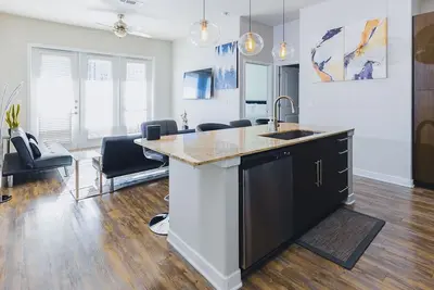 Image de This location is at the heart of Uptown 5 minutes away from Deep Ellum.