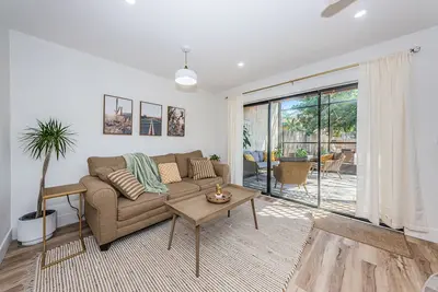 Image de Renovated Clearwater Townhome with outdoor space, parking and perfect location!