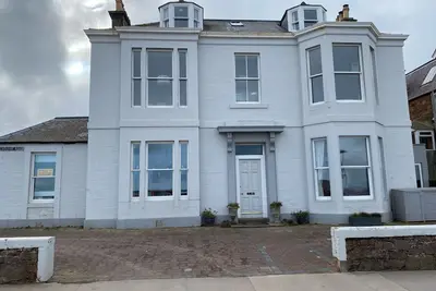 Image de Stunning location - beachfront ground floor flat with private parking. Fab views
