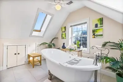 Image de 1620 Seaview: Less than a mile to downtown Plymouth; sleeps max of 10