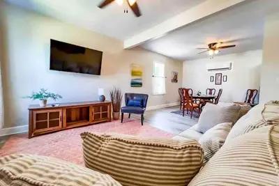Image de Coastal Rose: Minutes to Cedar Point! Sleeps 10