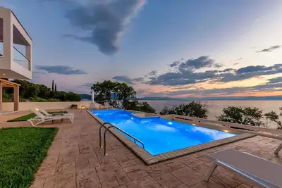 Image de Modern Seafront Villa, A/C, Private Pool, Amazing Sea Views & Beautiful Sunrises - 30m from the Sea!