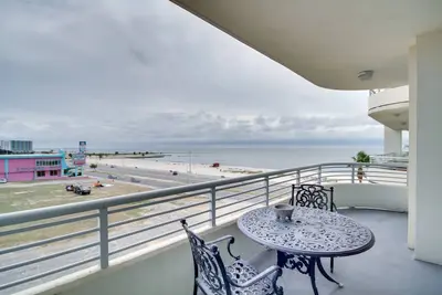 Image de Beachfront Biloxi Condo: Balcony & Community Perks