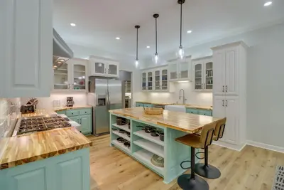 Image de Luxury Lakefront Retreat w/ Deck & Patio!