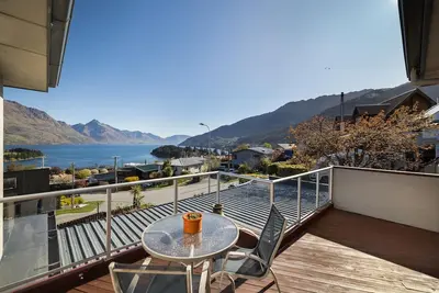 Image de Amazing Panoramic Lake Views! Minutes from downtown Queenstown. 9a