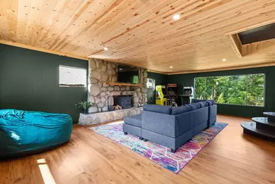 Image de Mid-Century 4-Bd Cabin with Game Room Near Mt. Rainier - Goldfinch Pines