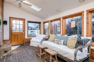 Image de Gorgeous Lakefront Cottage 3br-2Bath\n