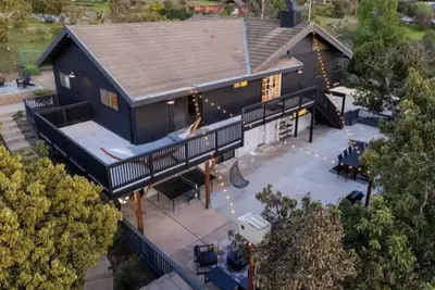Family Mountain Home! Hot Tub, Gameroom, Privacy. Dogs free! Wedding venues.