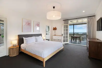 Image de Horizon-Grand, spacious, luxury designer home. Water views. 2 minutes to beach