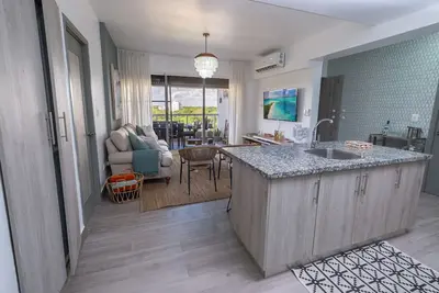 New, comfortable family - sized apartment, wifi, pool, gym near playa Juan Dolio