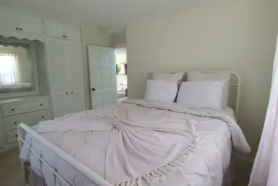 Image de Idyllic serene secure condo minutes from beach & amenities.