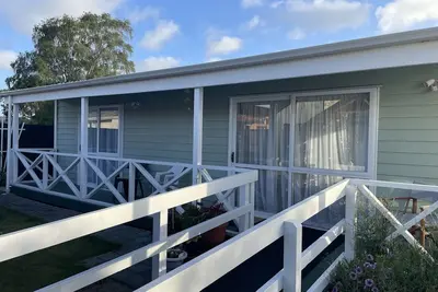 Image de Spacious sunny cottage (airport close, family, pet friendly, disability access)