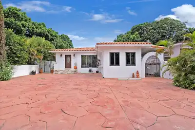 Image de Great Family home by airport with large pooL/yard