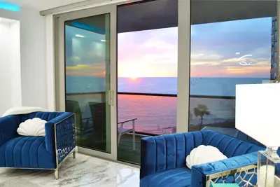 Image de Escape to the pristine shores of Clearwater Beach. Newly Remodeled Water Front.