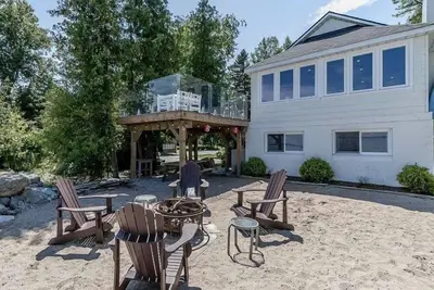 Image de Warm up in our Cozy Home with Serene views of Georgian Bay!