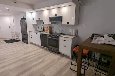 Image de Sunny Downtown Montreal skyline view Crescent + Bell Centre 1 Br condo